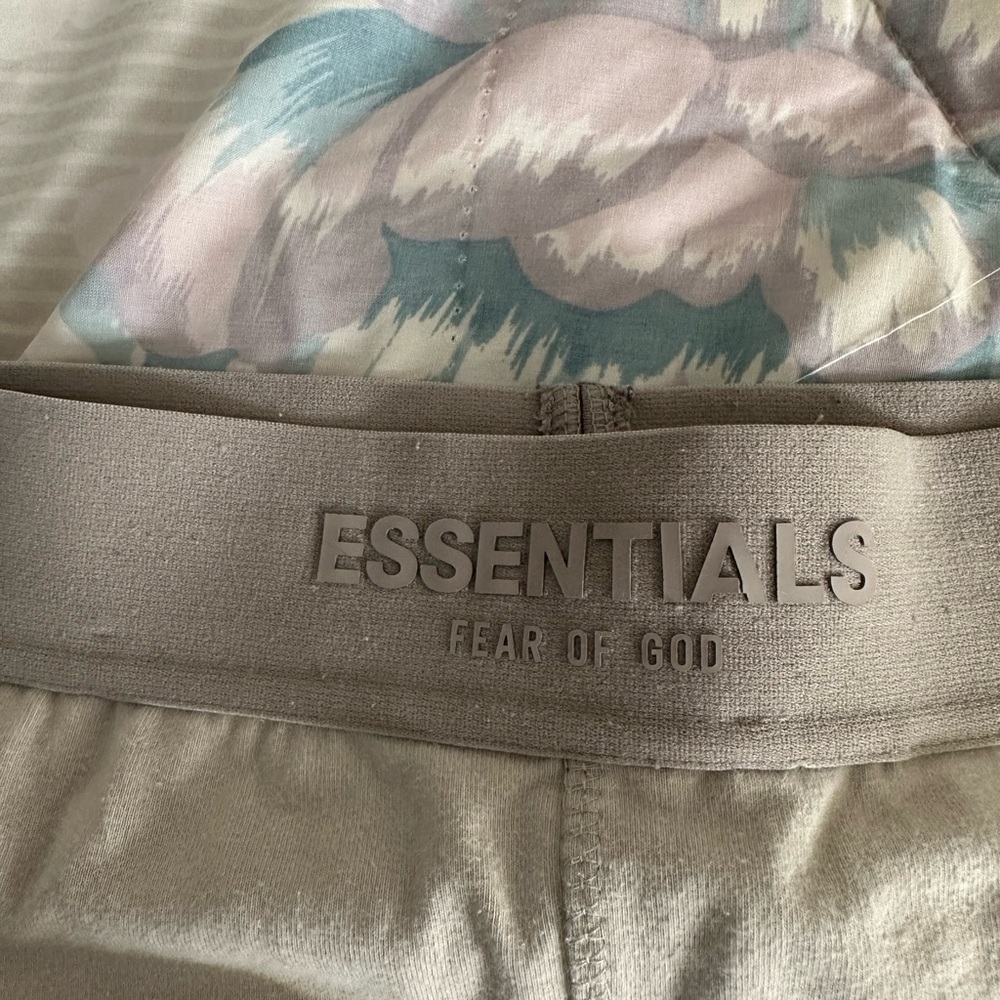 Essentials leggings - Picture 2 of 3